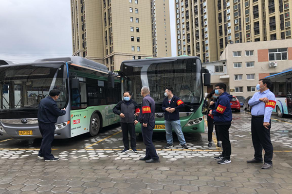 中共鄭州赫喆文化傳播有限公司黨支部開展“疫情防控常態(tài)化，為公共交通助力”志愿服務實踐活動
